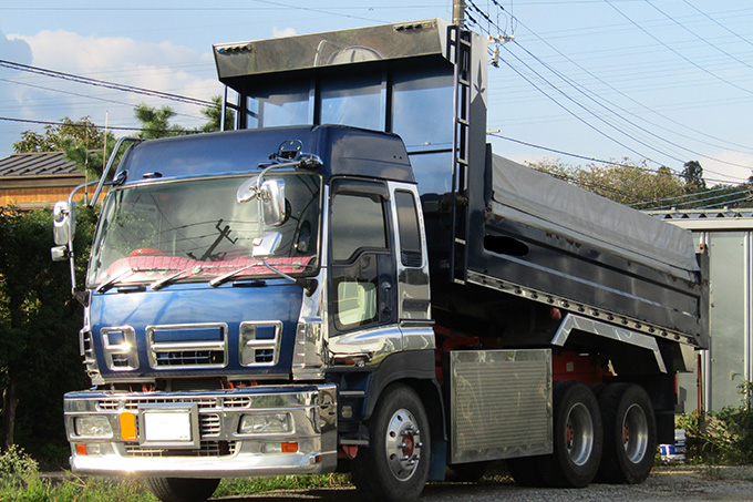 大型ダンプ車